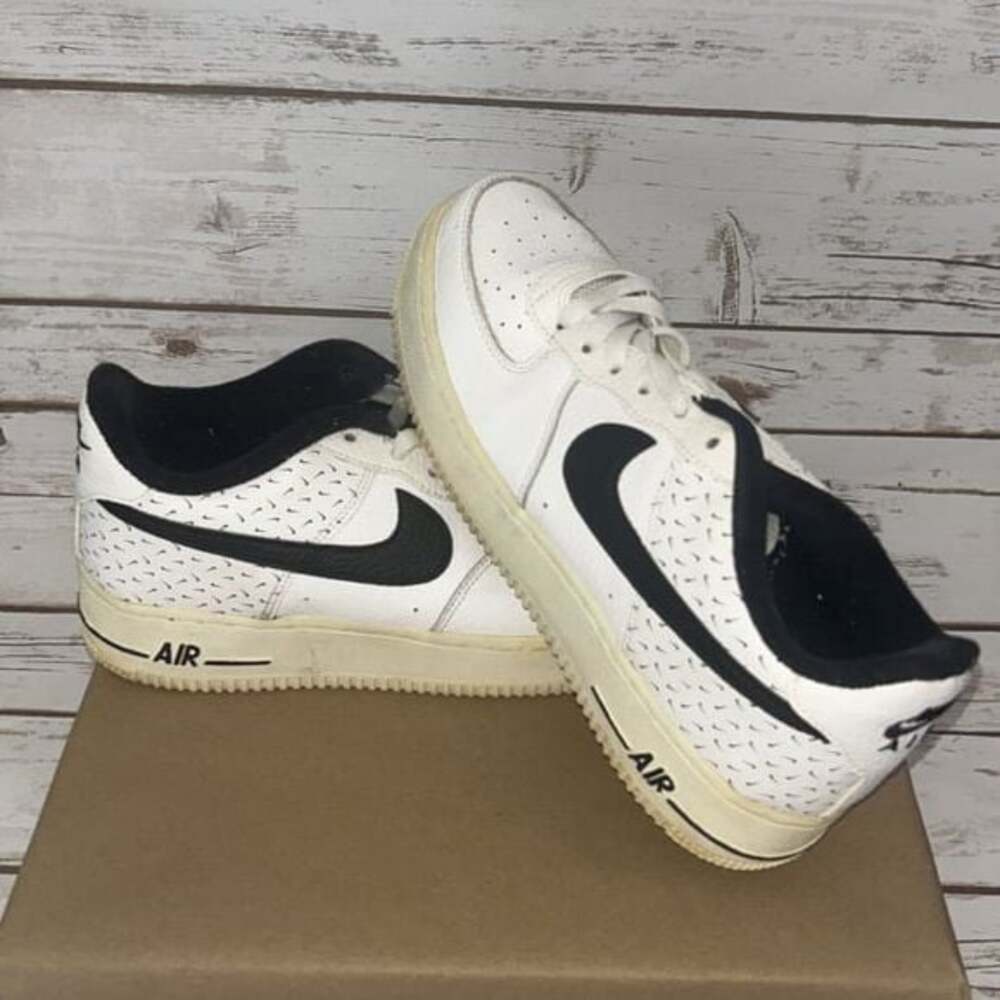 Nike Air Force 1 Low White Black Debossed Swoosh Sneakers - Men

's Size 7.5